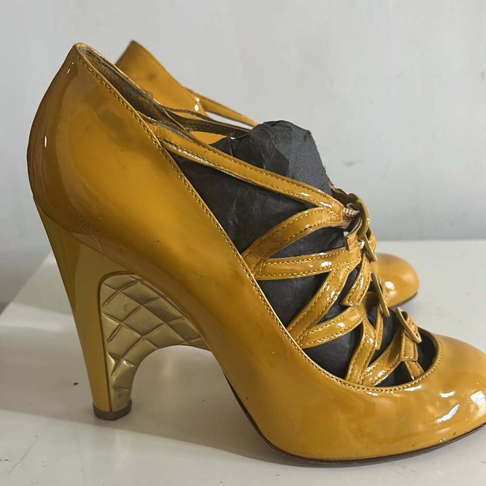 CHANEL SHOES PUMPS QUILTED EFFECT HEELS 37 PATENT LEATHER SHOES